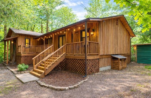Concrete House | Sunny Retreat River Cabin -Fishing/HotTub/Sauna/EV