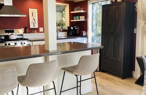 Fairfax House | Sunny Two- Bedroom apartment in Amazing Location