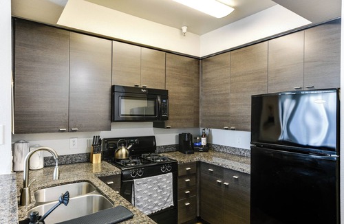 Del Rey Apartment | Sunnyside Up! Gorgeous Pool View with Balcony
