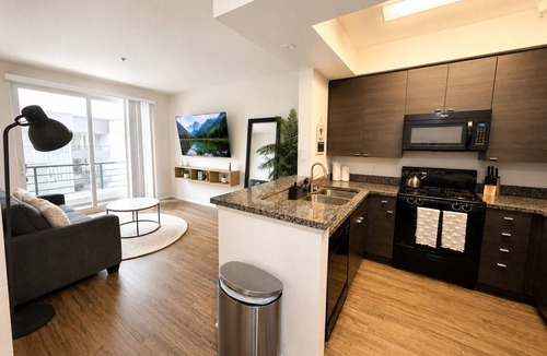 Del Rey Apartment | Sunnyside Up! Gorgeous Pool View with Balcony
