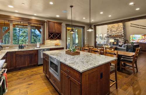 Roslyn House | Sunset Lodge: Luxury, Views & Endless Fun