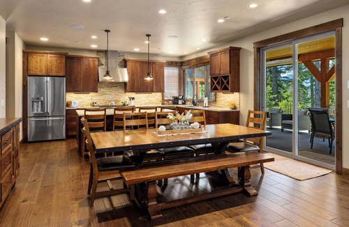 Roslyn House | Sunset Lodge: Luxury, Views & Endless Fun
