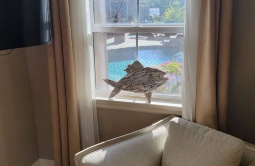 Simi Valley House | t Adorable- Entire Guest House: Pool, Hot Tub, Beautiful Fountain & Huge Patio!