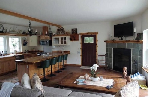 Paradise Estates Cabin | T, s Creekside cabin. King Bed/Hot tub/treehouse