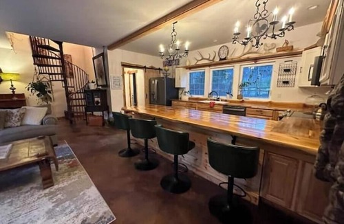 Paradise Estates Cabin | T, s Creekside cabin. King Bed/Hot tub/treehouse