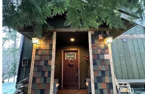 Paradise Estates Cabin | T, s Creekside cabin. King Bed/Hot tub/treehouse