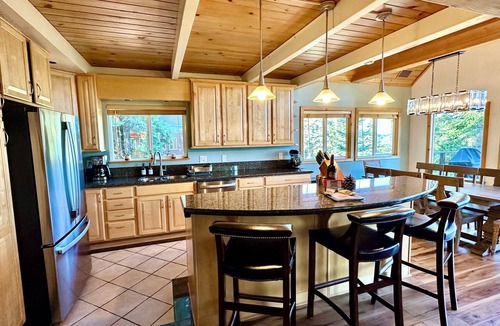 Truckee Cabin | Tahoe Treetop Escape 4BR Near Trails & Donner Lake