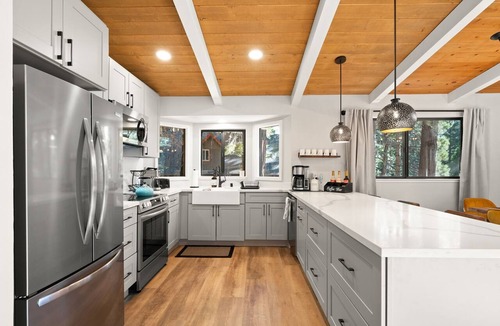 Arnold Ski Chalet | Tall Pines Vista: modern Big Trees Village retreat
