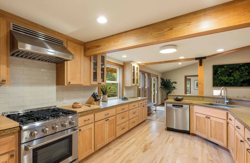 Freestone House | Terra Sana ~ Pool + Hot Tub Garden Sanctuary, Sebastopol
