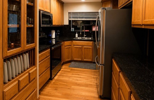 Grants Pass House | The Beacon Retreat Pool, Hot Tub, Outdoor Kitchen, Sleeps 9