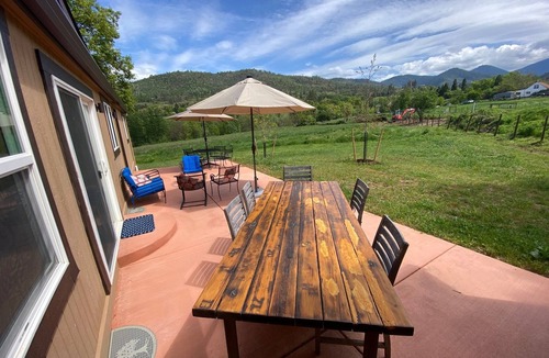 Talent House | The Bird House.Completely updated 4-bedroom country home in Talent. Pet-friendly