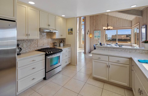 Bodega Bay House | "The Birds" Easy walk to the beach, hot tub, fireplace, pet friendly