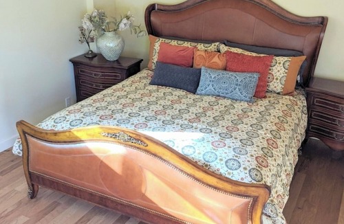 Salyer House | "The Bridge House" Relax & Recharge in a Spacious 5-Bedroom House: Pool, Wifi
