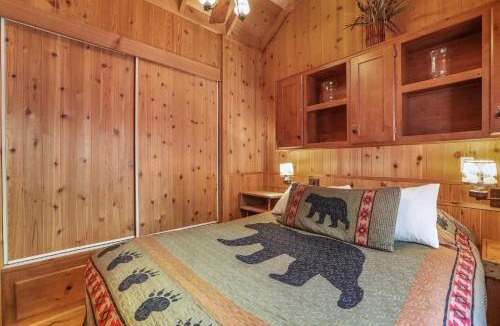 Tahoe Valley Ski Chalet | The Cozy Cub Cabin – 7 Min to Lake