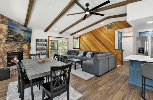 Whispering Forest Cabin | The Fox Den Big Bear ~ Modern Mountain View Retreat w/Hot Tub