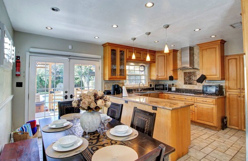 Del Aire House | The Golden Haven Retreat Lax SoFi intuit adjacent