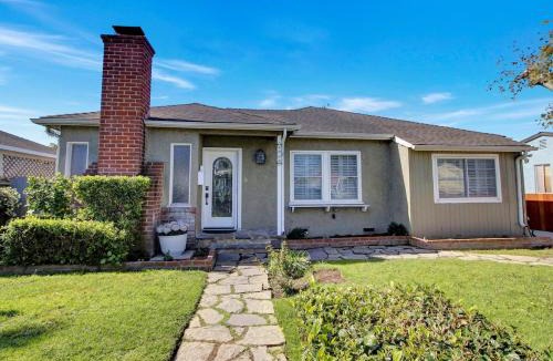 Del Aire House | The Golden Haven Retreat LAX SoFi