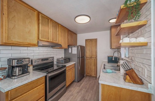 Al Tahoe House | The Green Cabin is a few blocks to the lake, dining, shopping, skiing