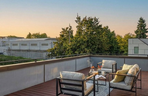 Ballard Villa | The Landing | Modern Townhome w/Rooftop Deck