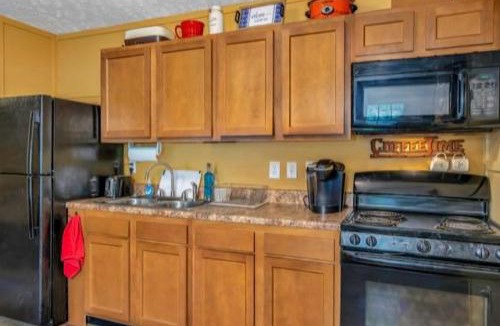 Oakhurst House | The Little House in the Big Woods- a quiet 2 bedroom, 1 bathroom creek side cottage