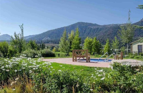 Mammoth Lakes House | The Lodges by 8th Hole Year-Round Fun