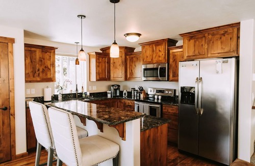 Ashland House | The Madrone House, Country Getaway with Mountain Views and Fresh Air.