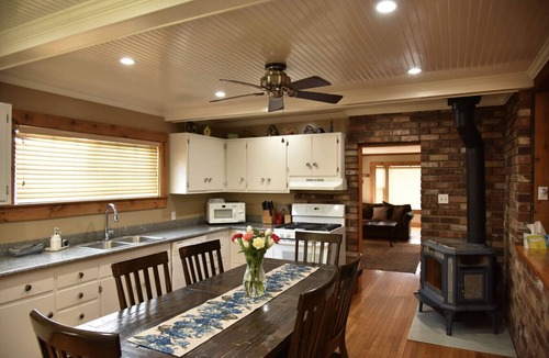 McCloud House | The McCloud Vacation Home on Mt. Shasta Sleeps 10+, Free Wifi