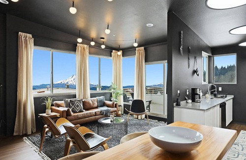 White Salmon Apartment | The Mountain View Penthouse in the heart of downtown White Salmon, loft 18