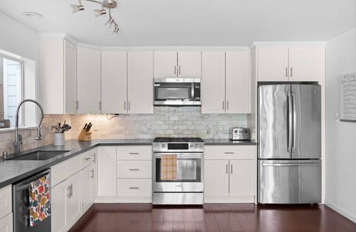 Bayview House | The Oasis: Gorgeous Room in Beautiful Home!