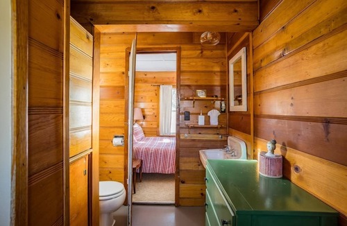 Lake Isabella Cabin | The Red Cabin - A Cozy Getaway Only 5 Min to Lake & 20 Min to River
