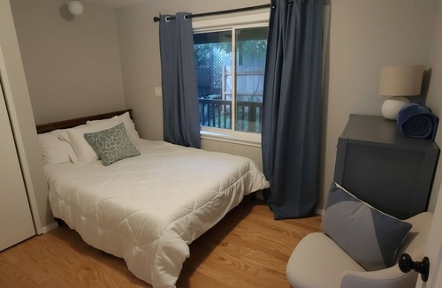 Gold Bar House | The Riverbend Getaway: 3-bedroom cabin on the water