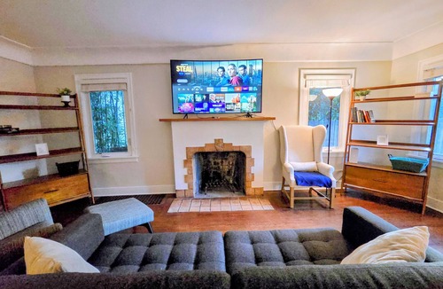 Haller Lake House | ​The Seattle Scenes House: 5-Suite Boutique Home near Light Rail