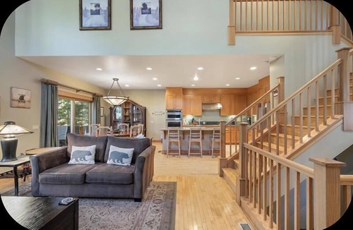 Mammoth Lakes House | The Timbers Townhome #1021- Grand 4 Bedrooms Plus Den, Private Spa, washer/dryer, WIFI