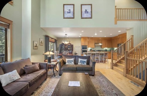 Mammoth Lakes House | The Timbers Townhome #1021- Grand 4 Bedrooms Plus Den, Private Spa, washer/dryer, WIFI