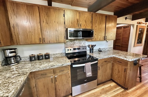 Arnold Cabin | The Treehouse Blue Lake Springs Chalet - Walk to Fly-In-Acres Lake