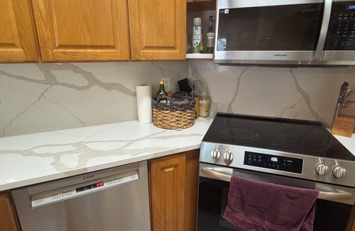 Johnstown House | The Ultimate Group Getaway/5 bedrooms and 3.5 bathrooms/Sleeps 13+/
