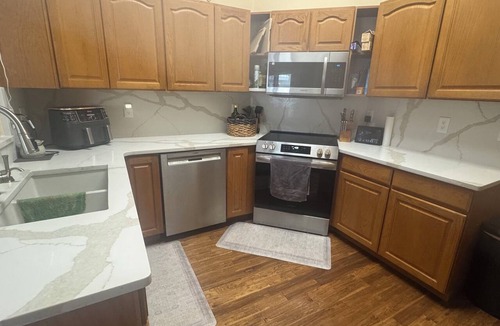 Johnstown House | The Ultimate Group Getaway/5 bedrooms and 3.5 bathrooms/Sleeps 13+/