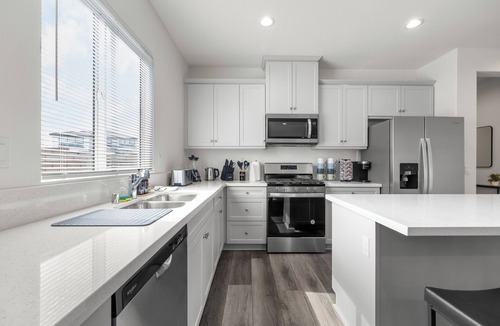 Victorville House | The Victorvilla - 5BR Retreat, Near Mall & Freeway