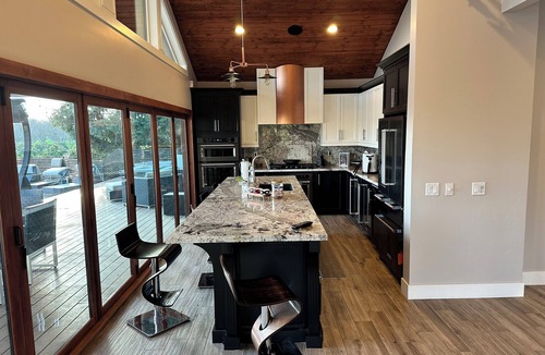 Visalia House | THE WESTINN, private pool and spa “Modern Oasis" in the country.