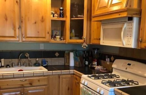 North Auburn House | This bungalow is a 1 bedroom(s), 1 bathrooms, located in Auburn, CA.