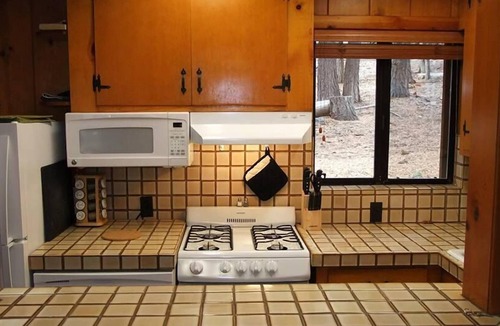 Talmont Cabin | Three Bears Cabin (2.5Bed/1B): Dog Friendly, Hot Tub, Curbside pick-up to Alpine