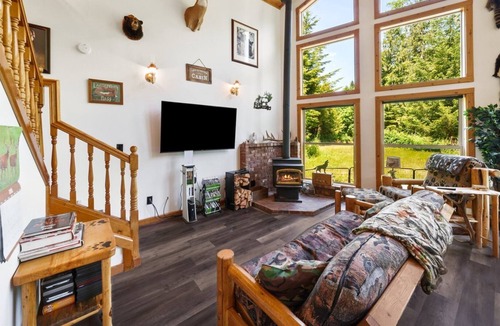 Lewis County Cabin | Tilton River Retreat | Riverside, Hot tub, Starlink