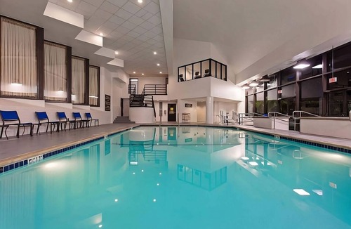 Irvine Business Complex Hotel | Time for a Delightful Getaway! Airport Shuttle, Pool & Jacuzzi, Pet Friendly