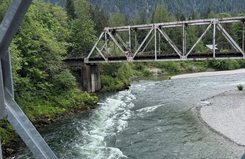 Gold Bar Cabin | Tiny Cabin Couples escape! Hot tub, dry sauna, VIEWS!