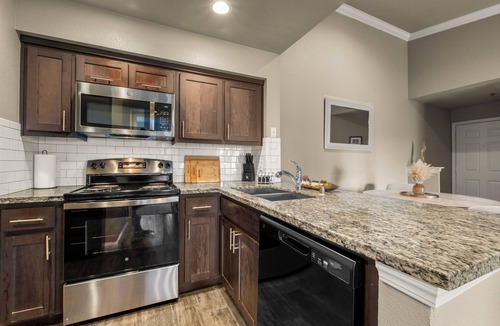 Folsom Apartment | Top Floor KING 2bd/2ba, Walk to Downtown & Trails + EV Charger, Relaxing Suite