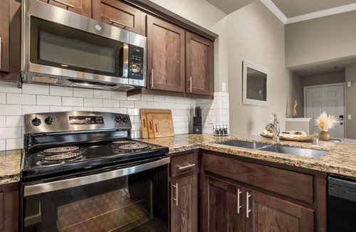 Folsom Apartment | Top Floor KING 2bd/2ba, Walk to Downtown & Trails + EV Charger, Relaxing Suite