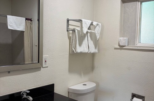 Tracy Hotel | Townhouse Motel
