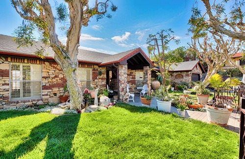 San Clemente House | TRADE DESERT EXTREMES FOR COASTAL COMFORT Coastal lifestyle without desert heat!
