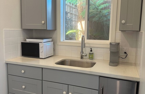 The Willows Cottage | Tranquil cottage with WiFi in charming Palo Alto