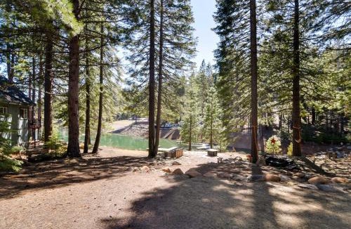 Peninsula Village House | Tranquil Lake Almanor Getaway w/Grill!